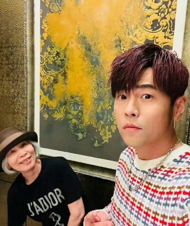 周杰伦演唱会与母亲互动