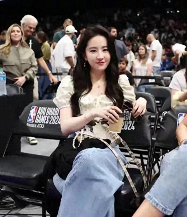 刘亦菲NBA观赛现场