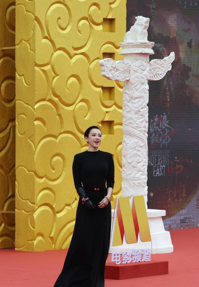 演员章子怡红毯风采